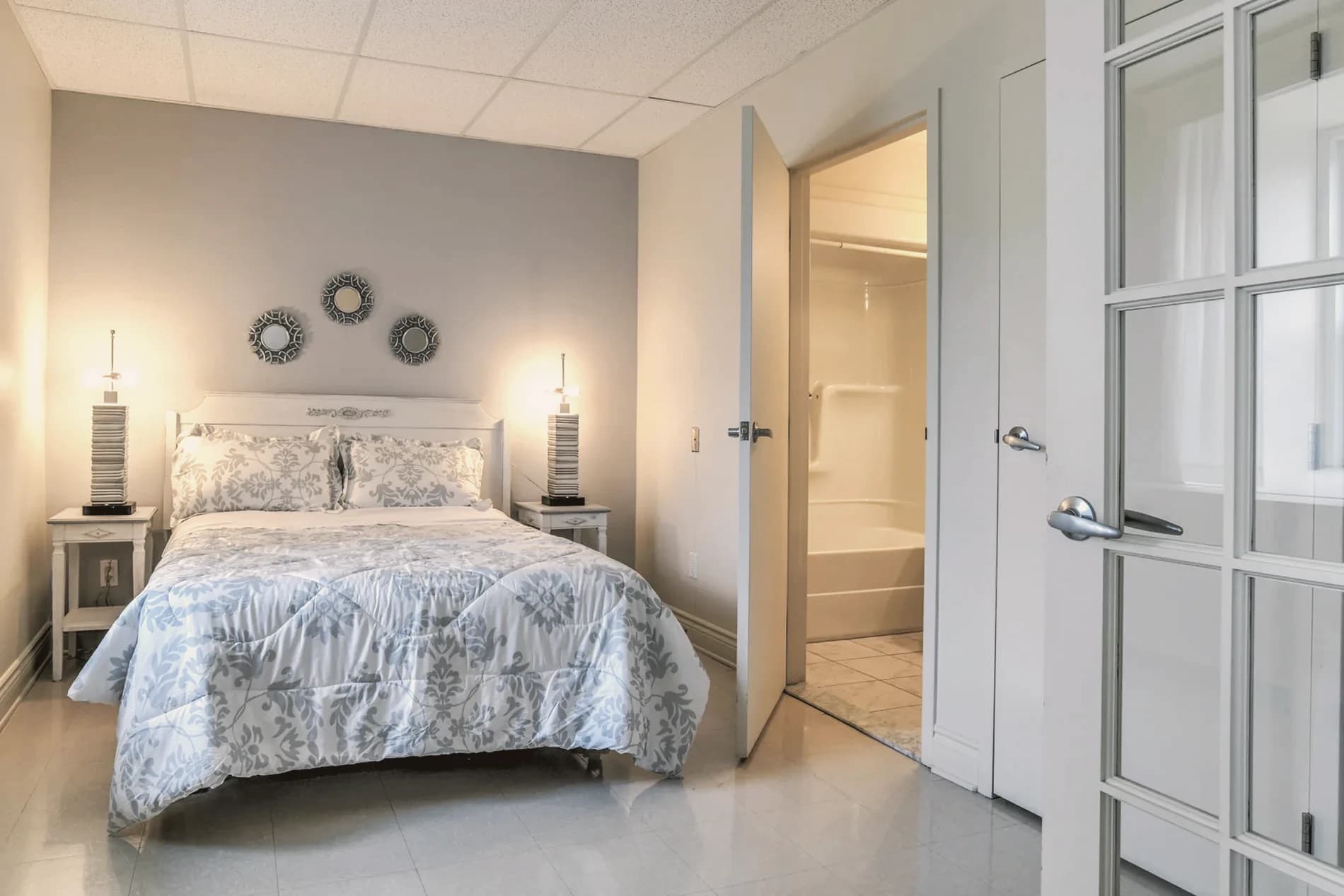 Une chambre de la résidence, avec sa salle de bain attenante