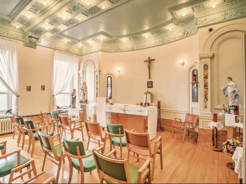 La chapelle de la résidence, son plafond ouvragé et ses fauteuils
