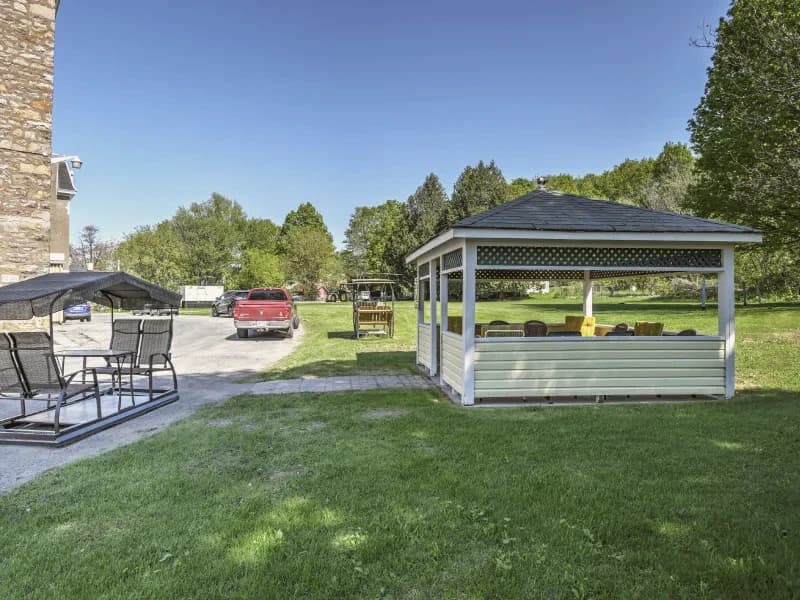 Le gazebo sur le terrain de la résidence